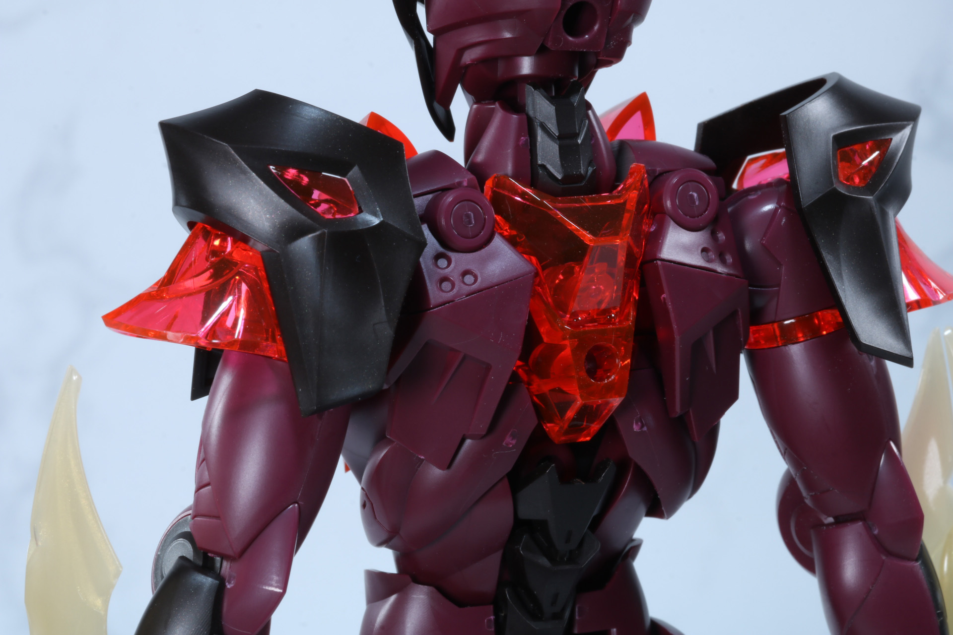 肩口の可動。前に肩を寄せる動きを表現できる