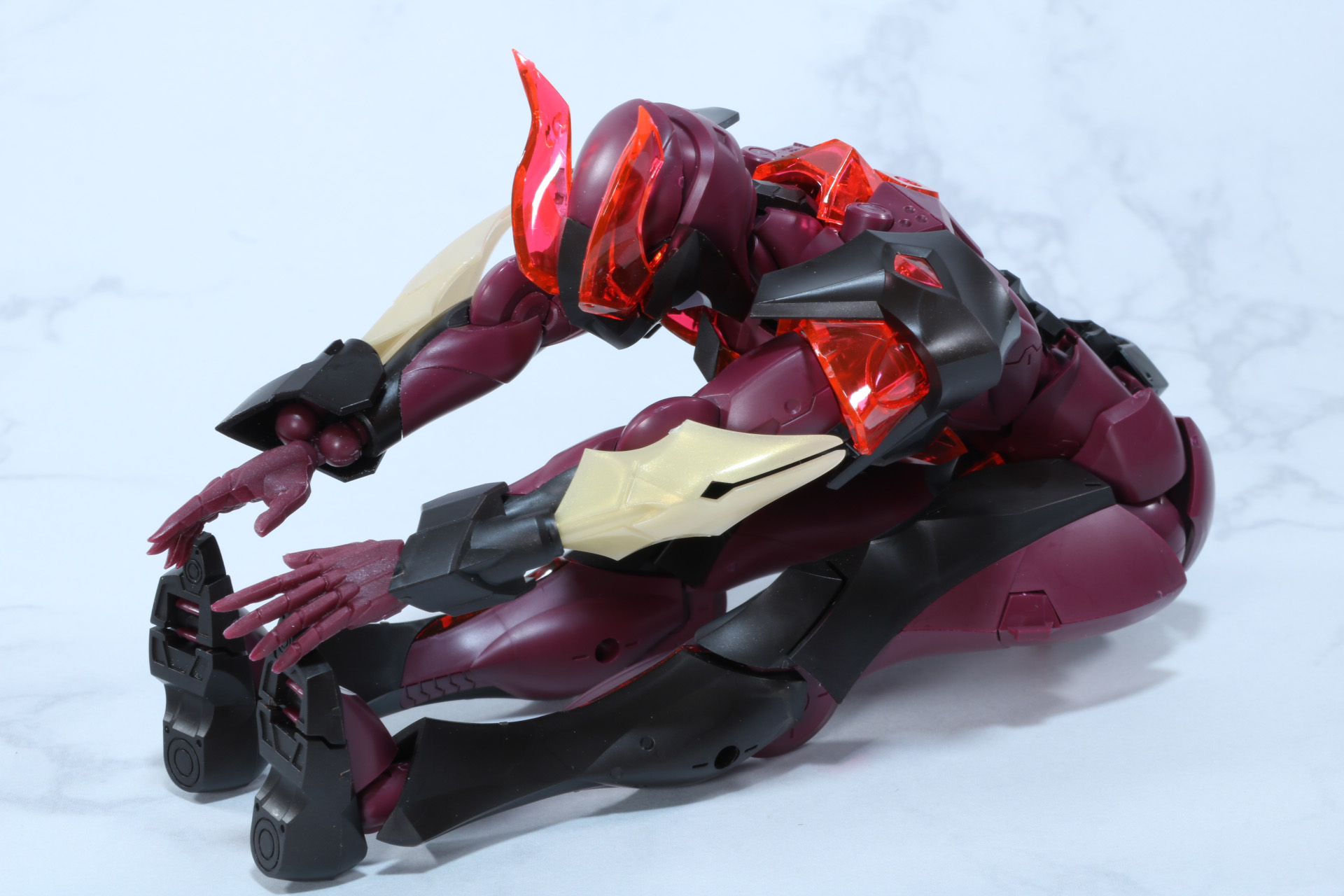 腹部の可動と合わせて、前屈姿勢も取れる