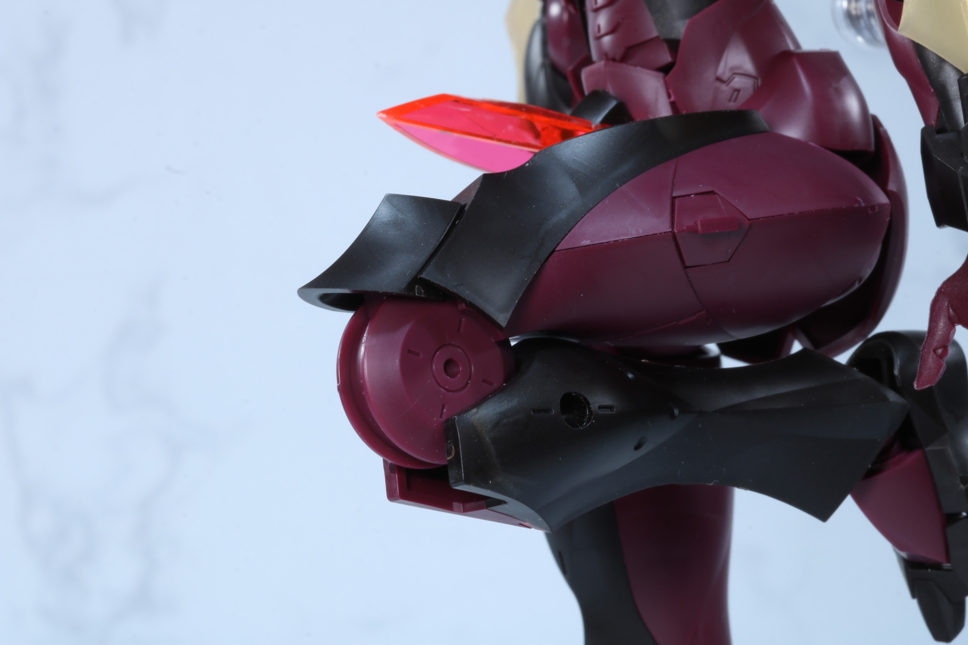 膝アーマーの可動。大腿部、下腿部へ移動でき、ポージングに合わせて調節が可能