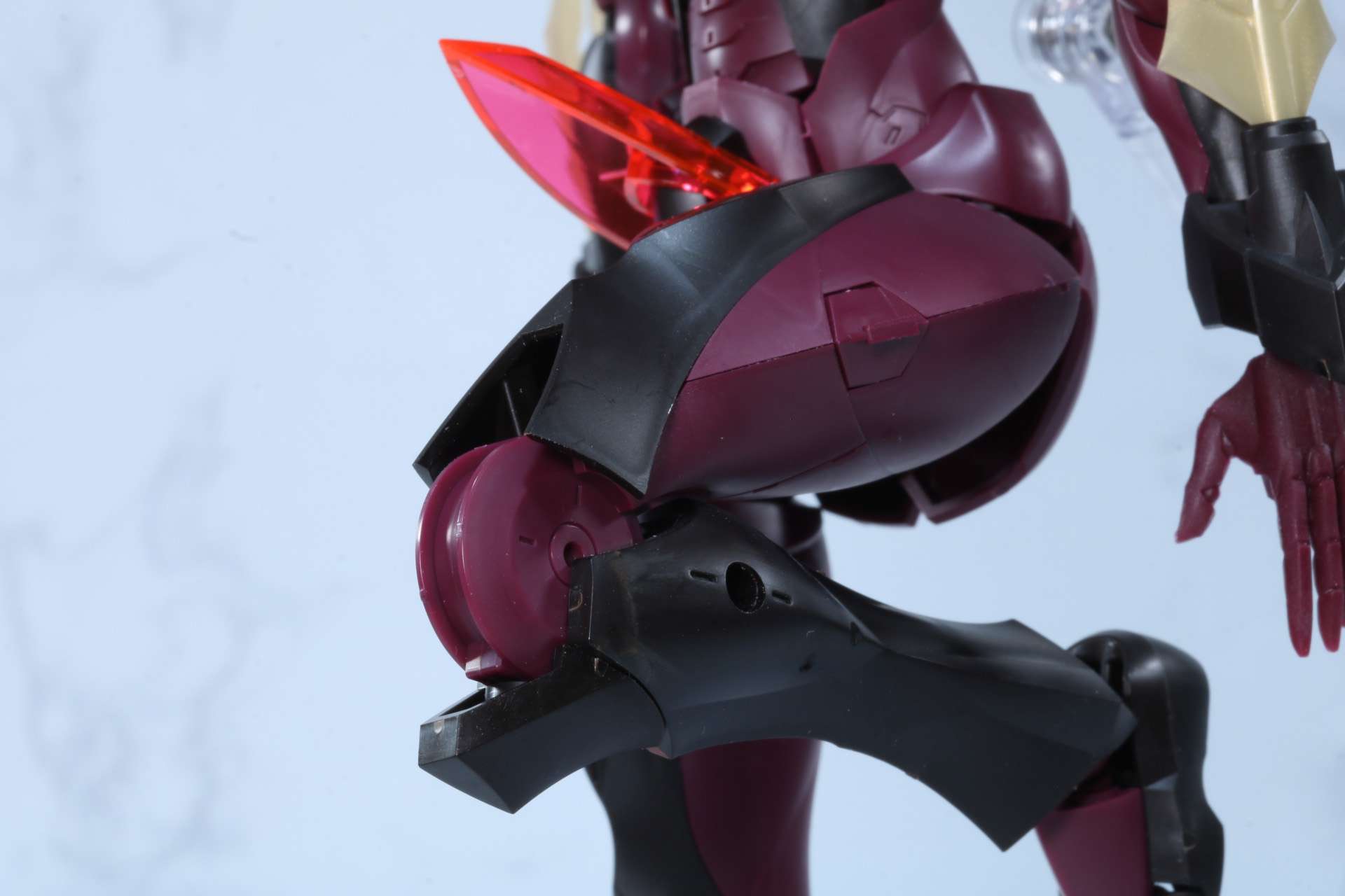 膝アーマーの可動。大腿部、下腿部へ移動でき、ポージングに合わせて調節が可能