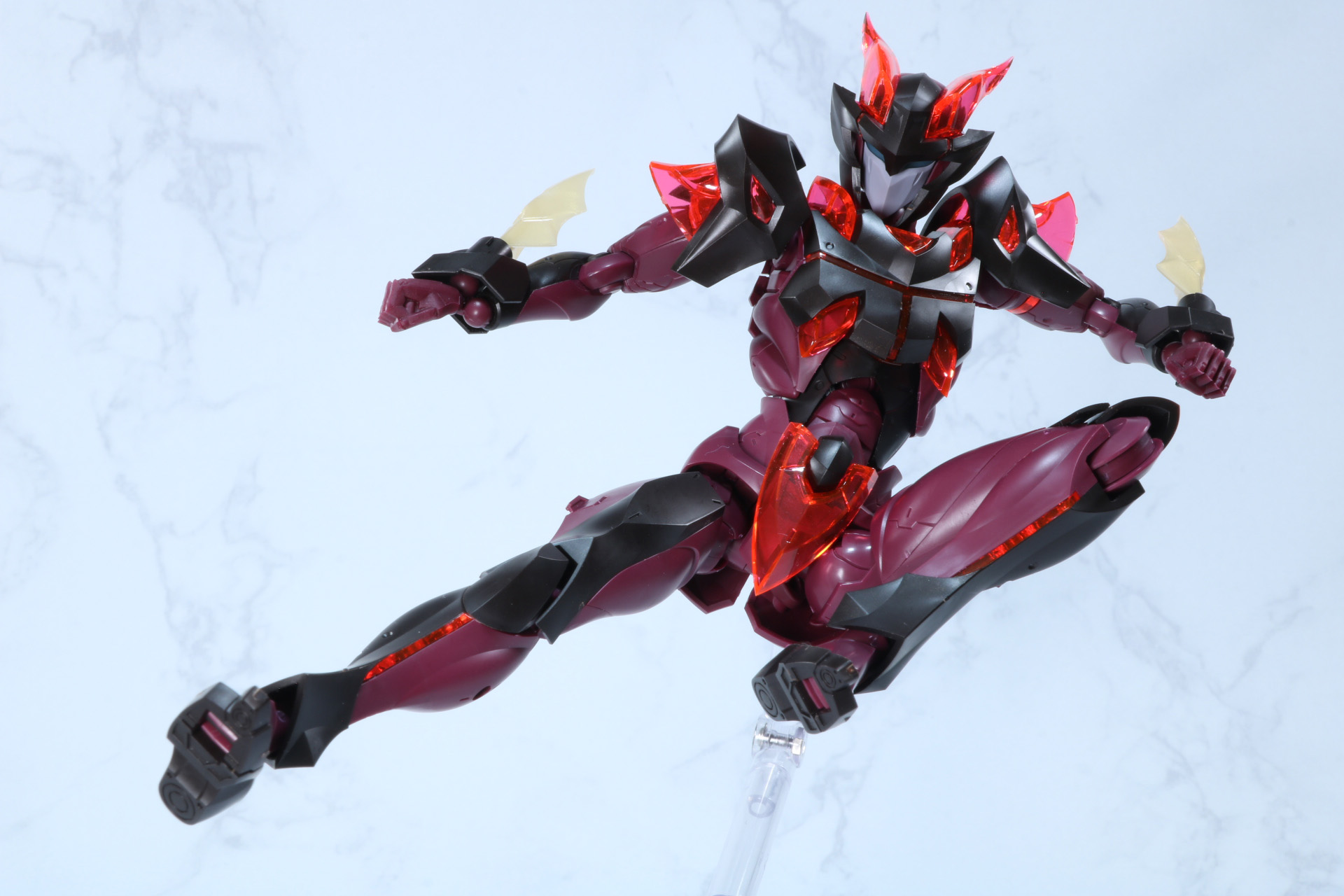 飛び蹴りも足の長さも相まって綺麗に決まる