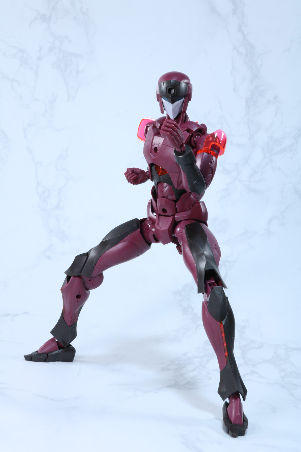 膝を抱えた一風変わったポーズも