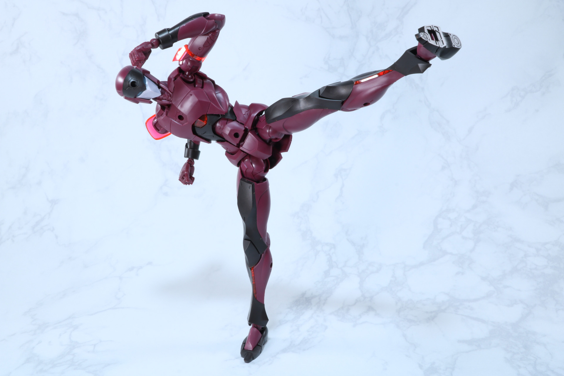 膝を抱えた一風変わったポーズも