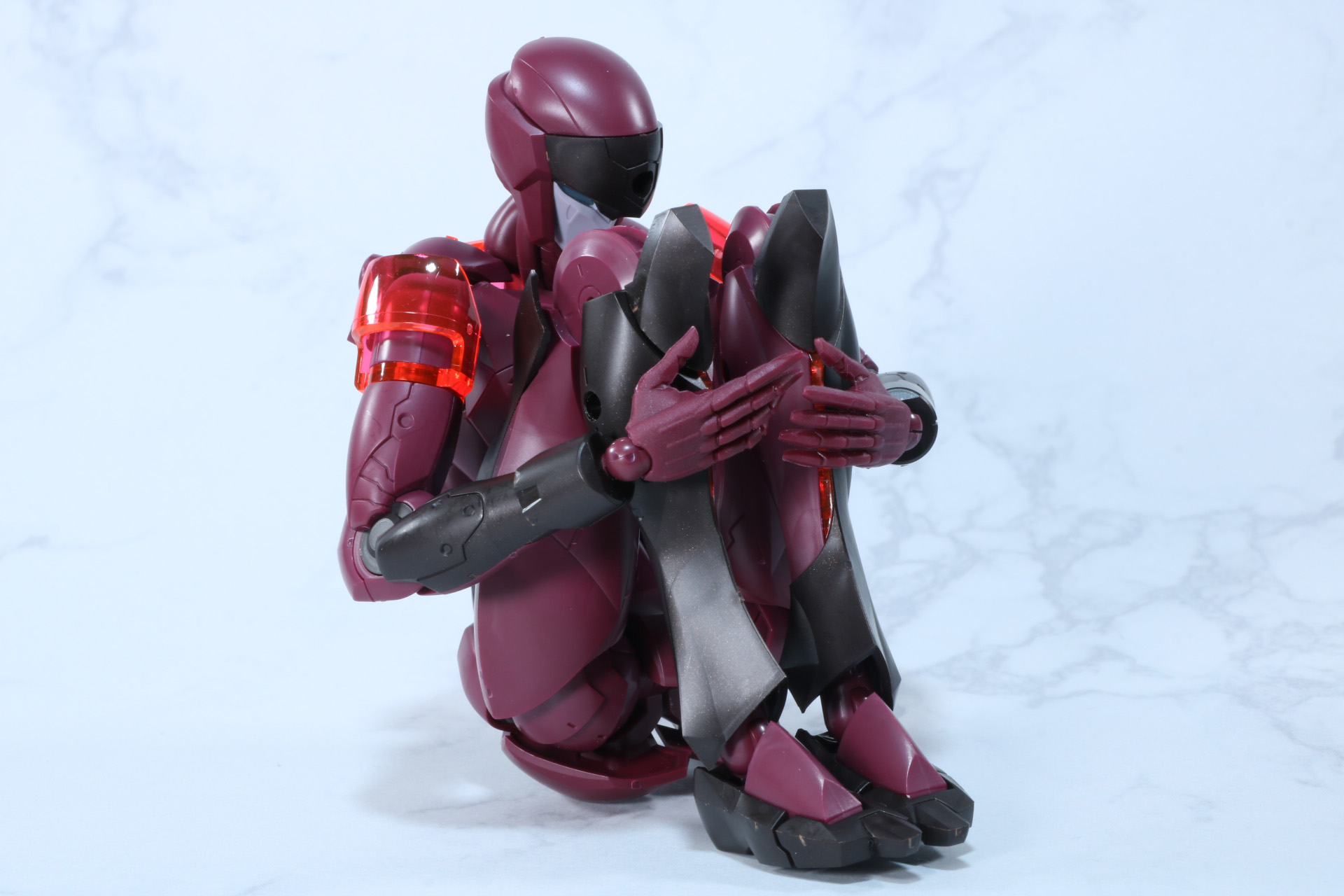 膝を抱えた一風変わったポーズも