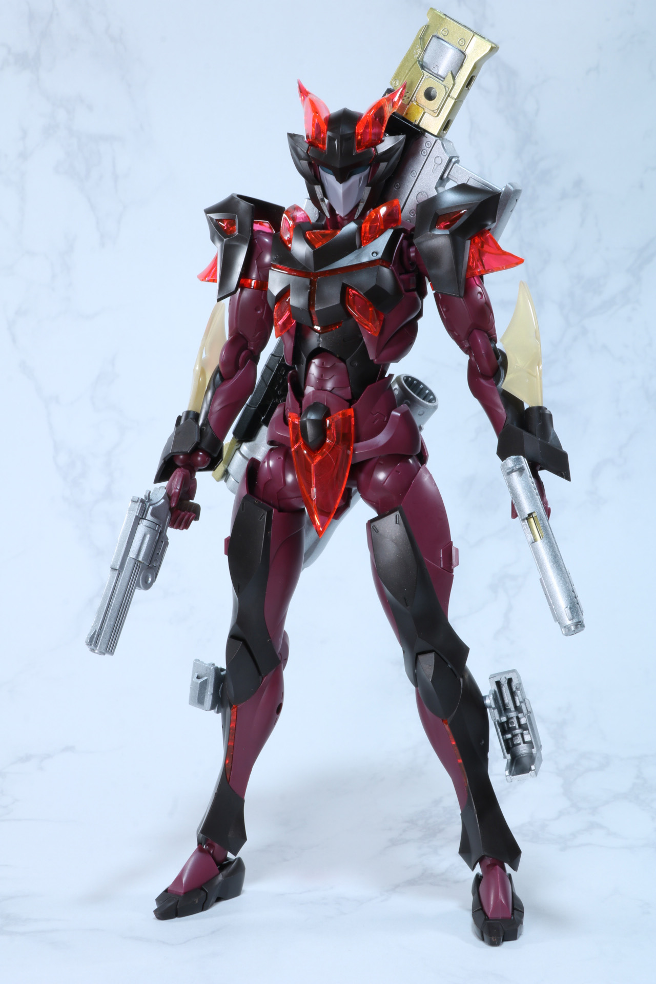 リボルバータイプと自動拳銃タイプの二丁拳銃で、背中にセレクターライフル