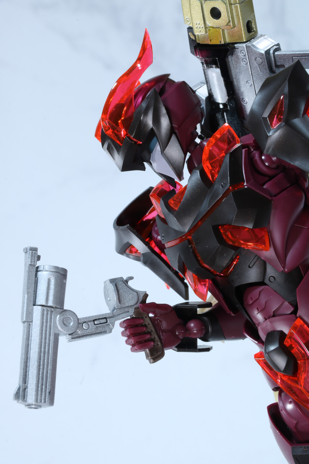 リボルバータイプは中折れ式で排莢・給弾アクションを表現できる