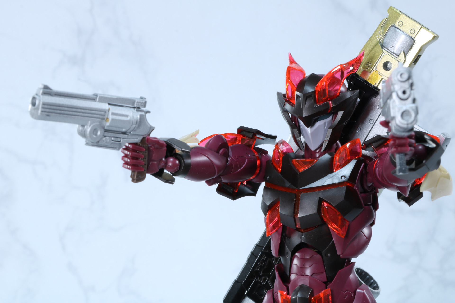 リボルバータイプは中折れ式で排莢・給弾アクションを表現できる