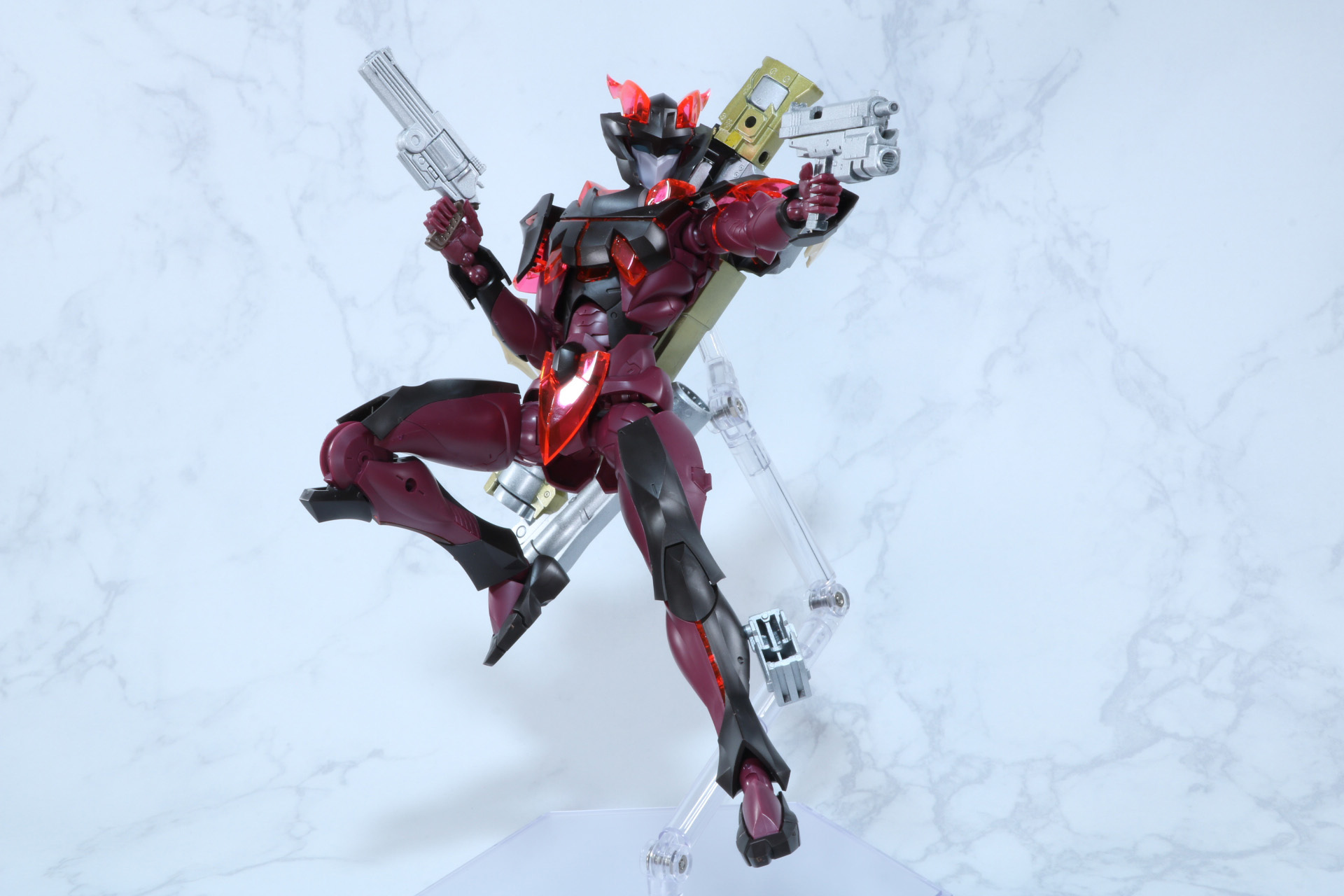 「ニューフライングベース」で躍動感あるアクション