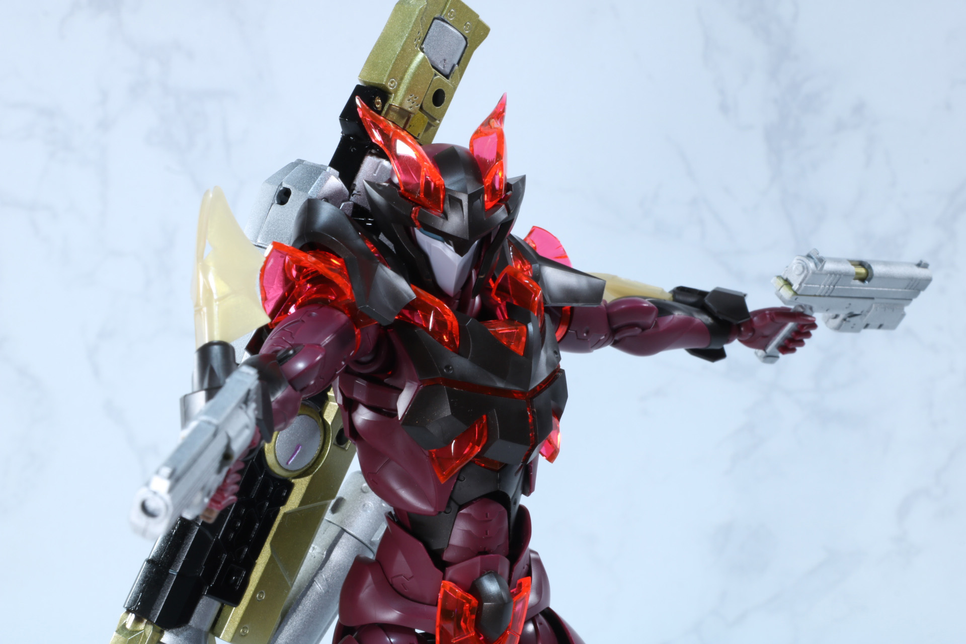 小型マシンガンを両手で構えることもできる