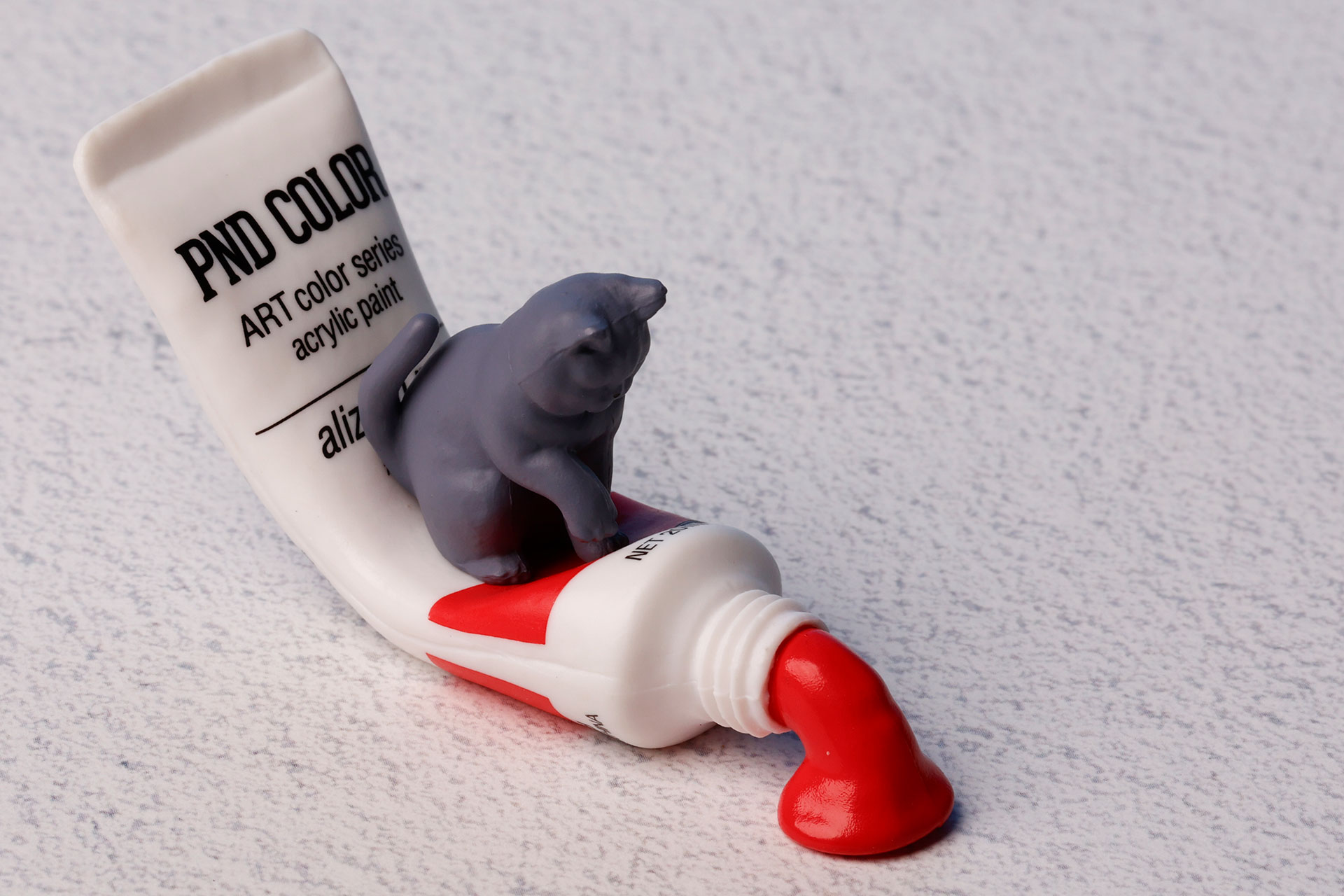 絵の具の上にねこの姿が！