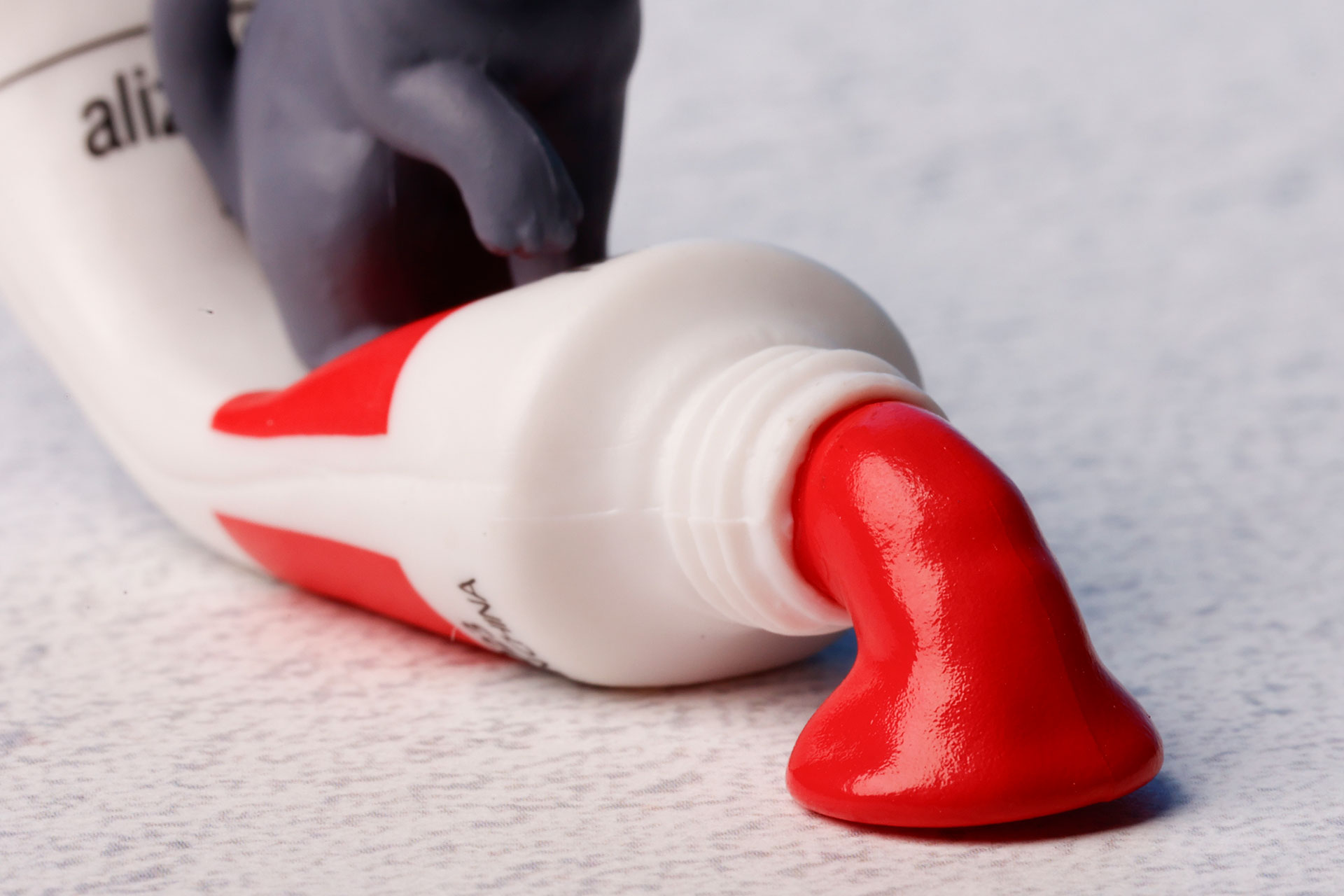 まるで本物の絵の具が飛び出ているかのようだ