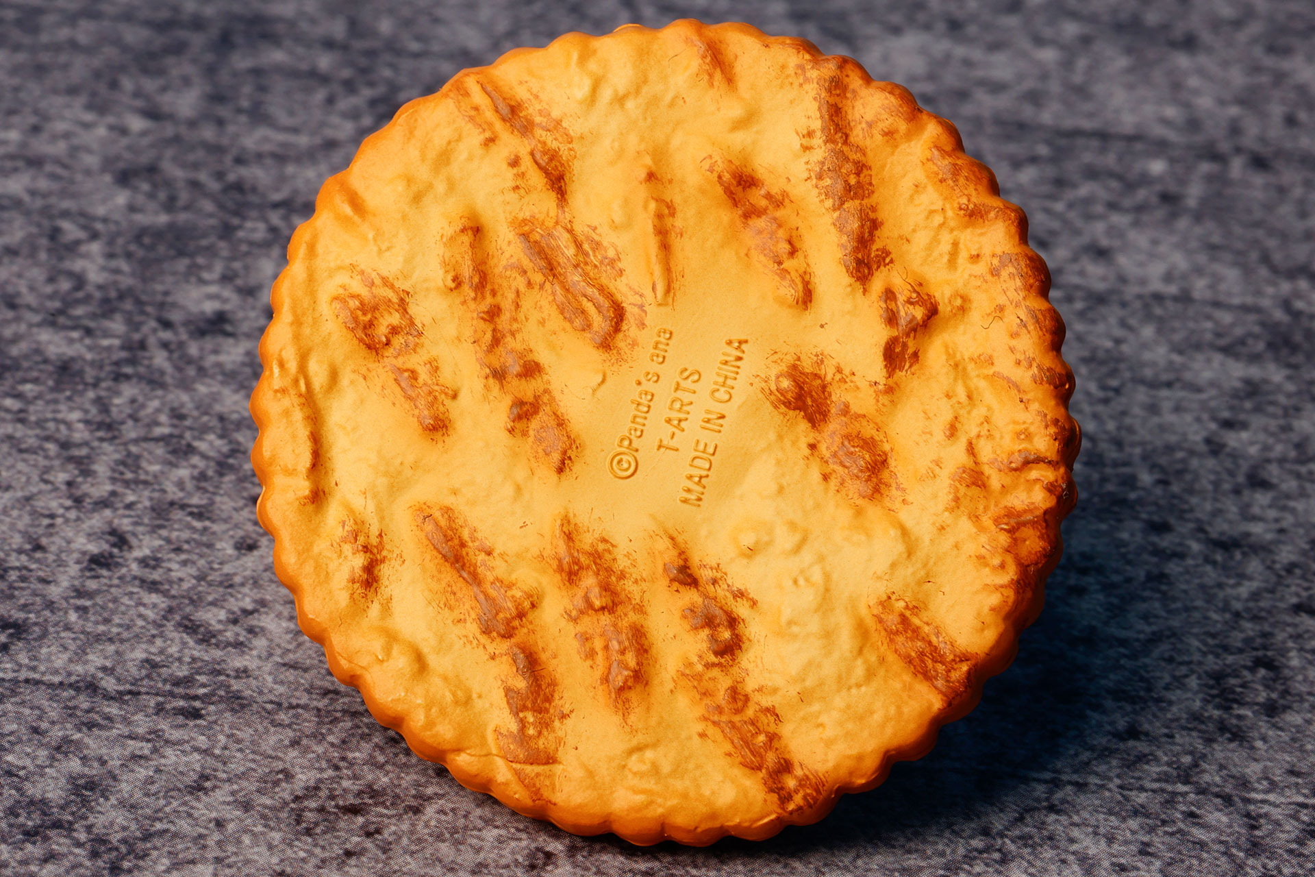 裏面はまんまビスケットのようだ