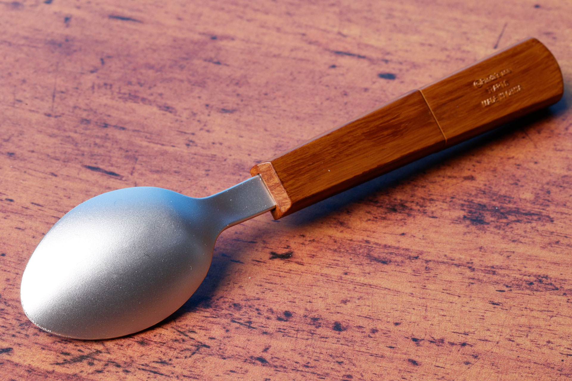 裏から見ると、普通のスプーンのようだ