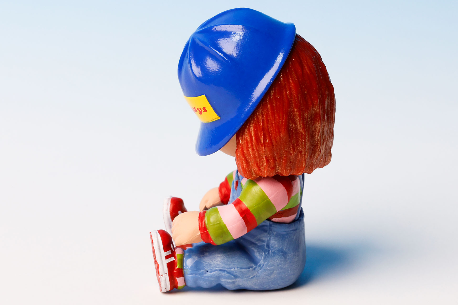 かなり深く帽子を被っている