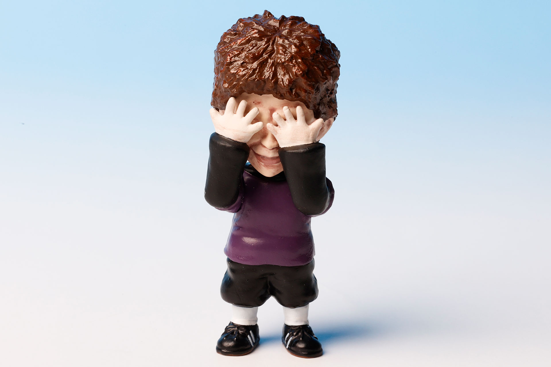 目を覆い隠し立ち尽くすグレン