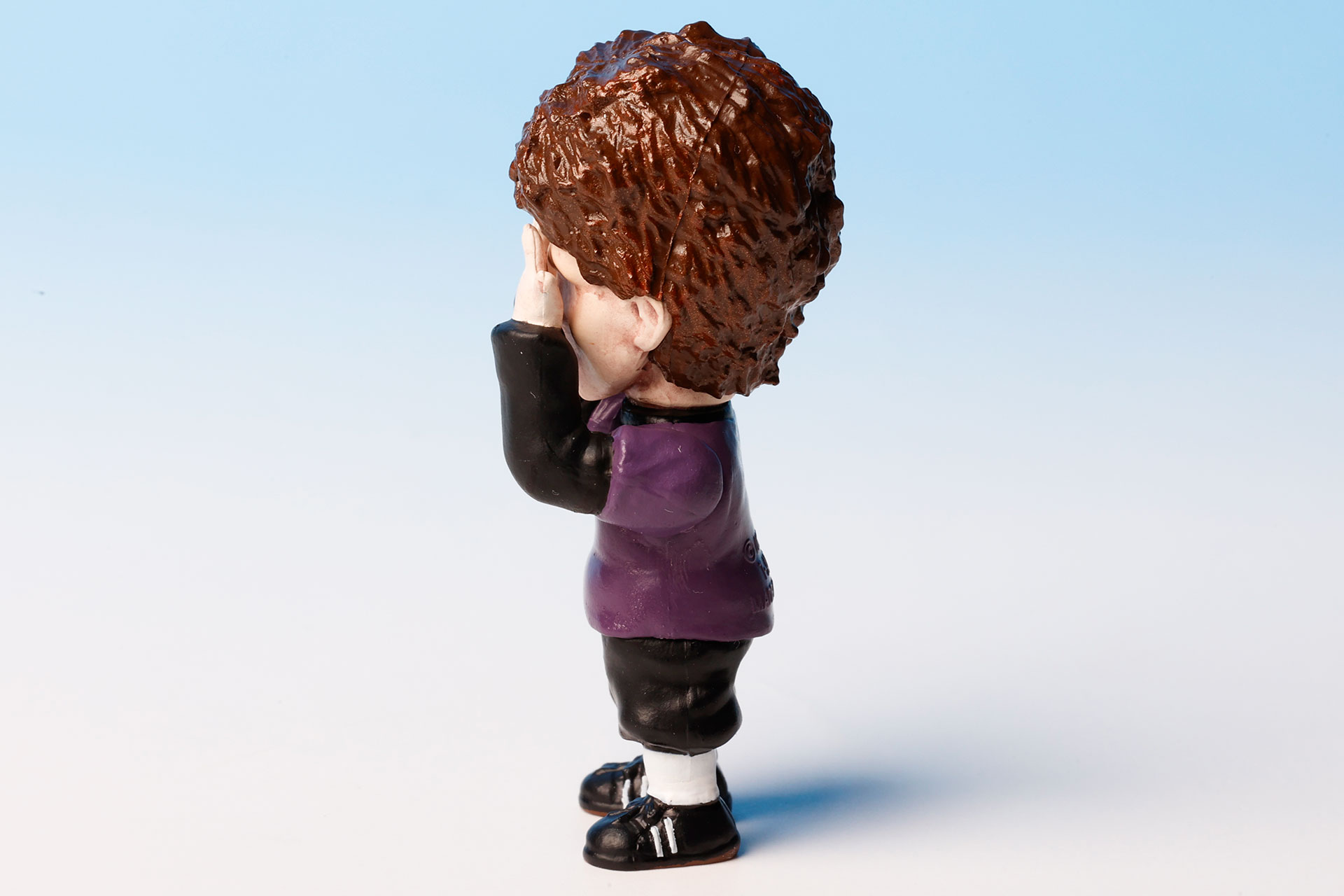 黒と紫の服が似合っている