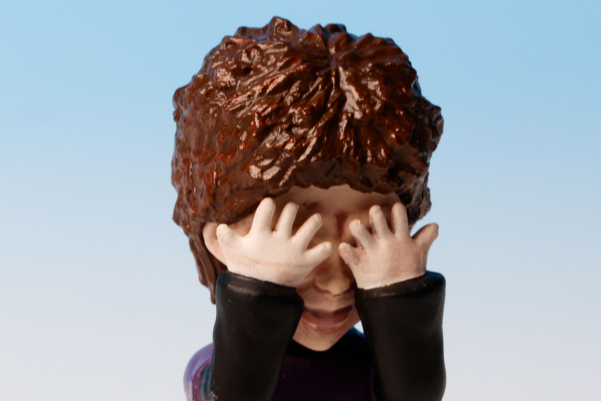 独特な髪型も再現されている