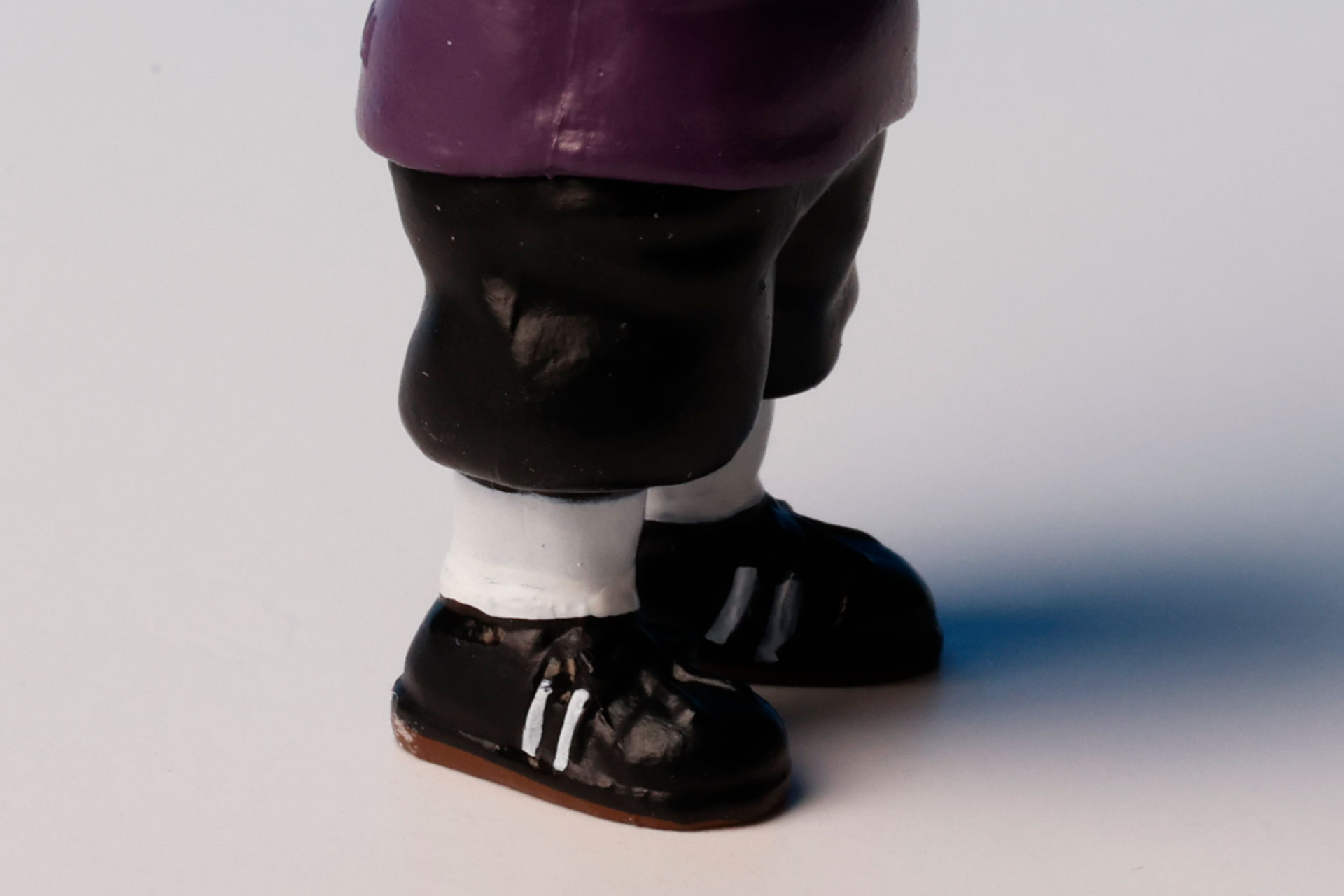 スニーカーのデザインは父親のチャッキーに似ている