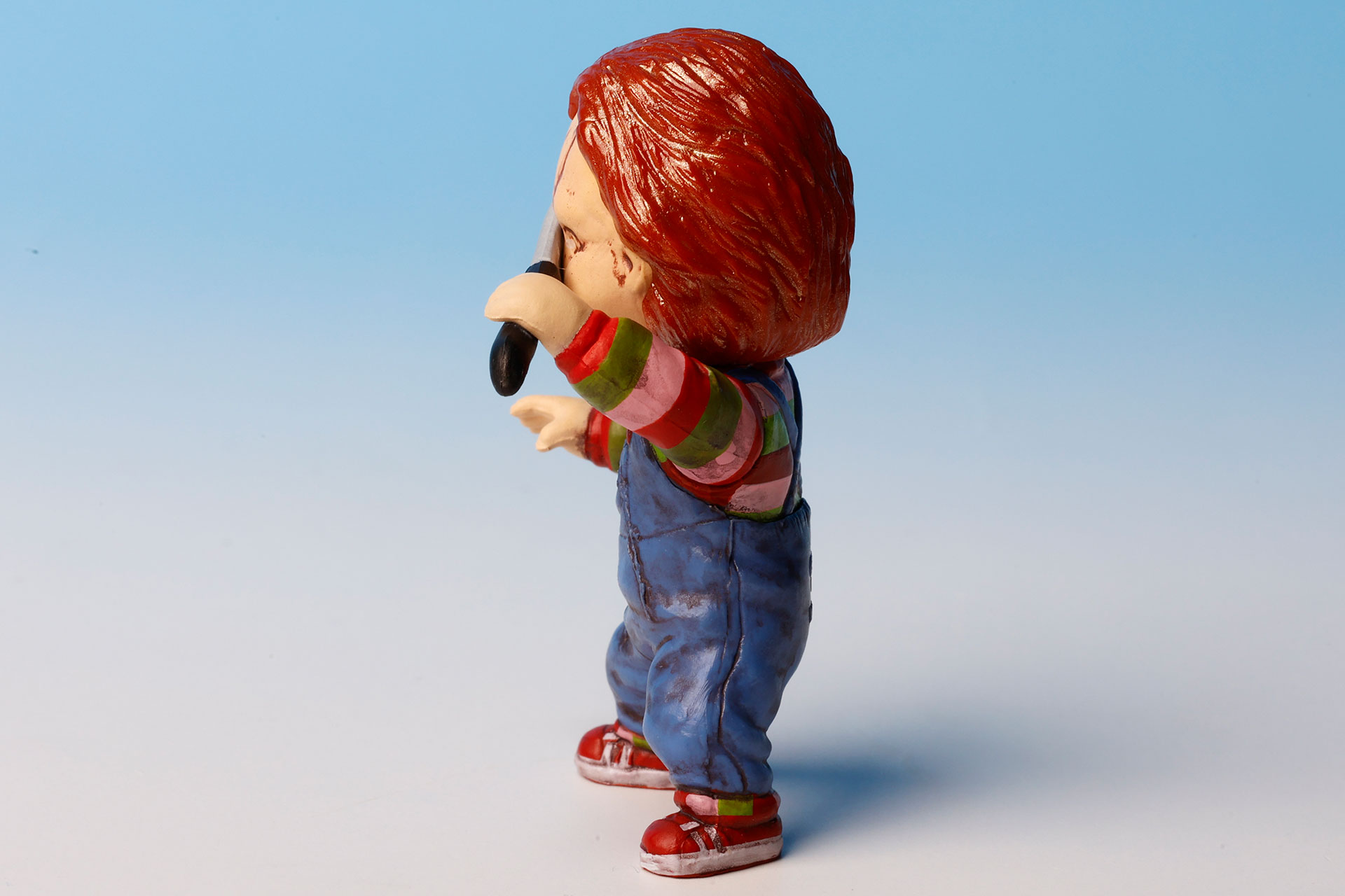 顔はしっかり包丁で隠されている