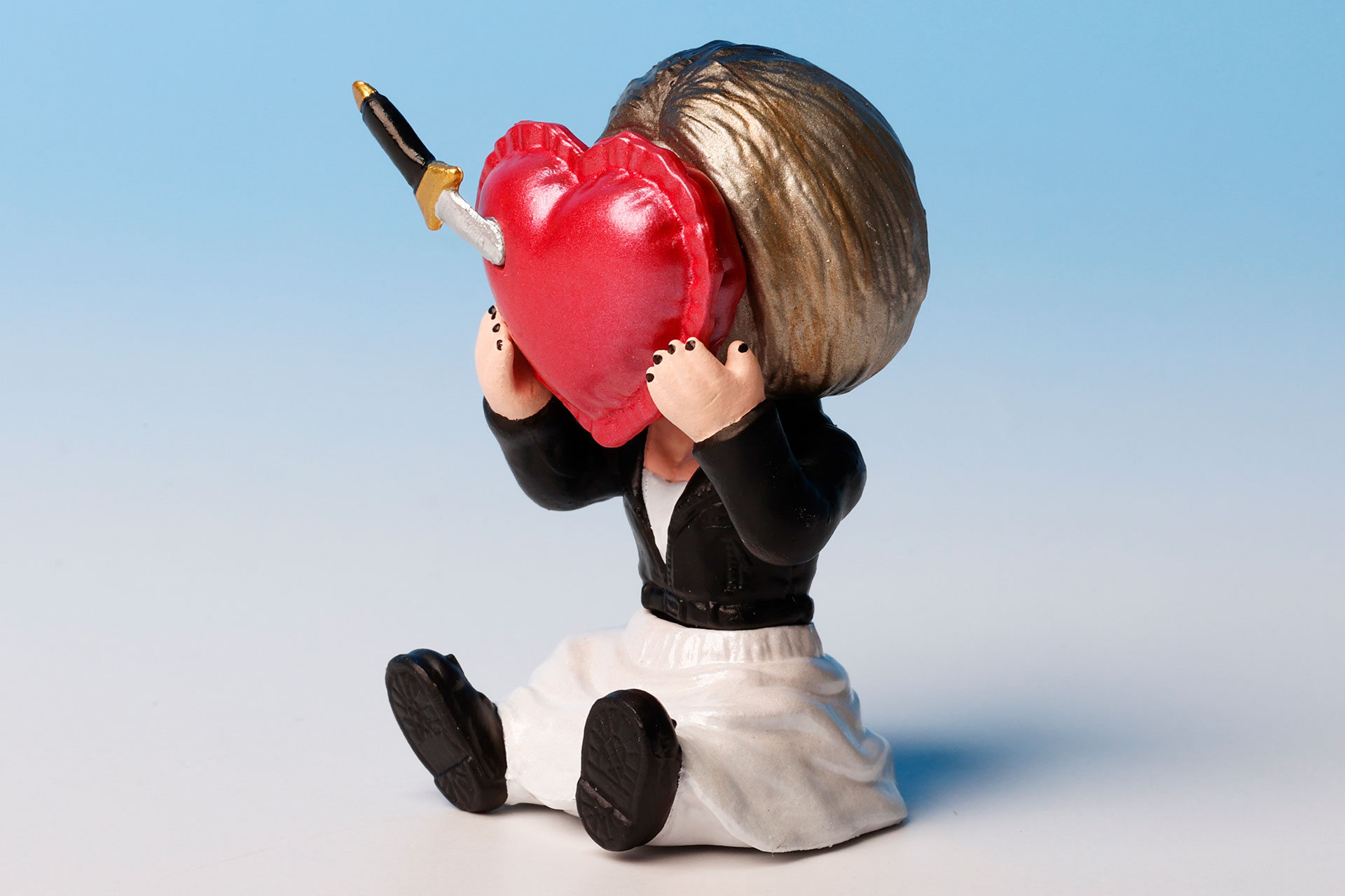 クッションで顔を隠しているという、なかなか面白いポーズだ