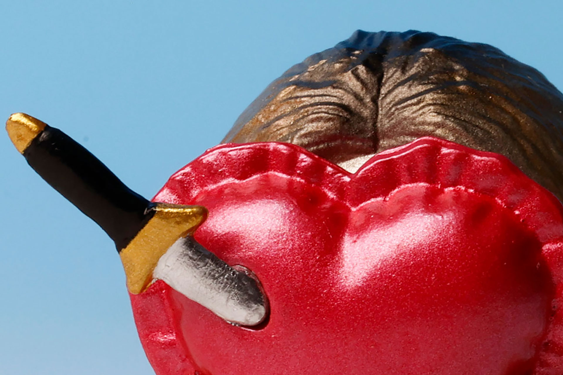 クッションにはナイフが突き刺さっている