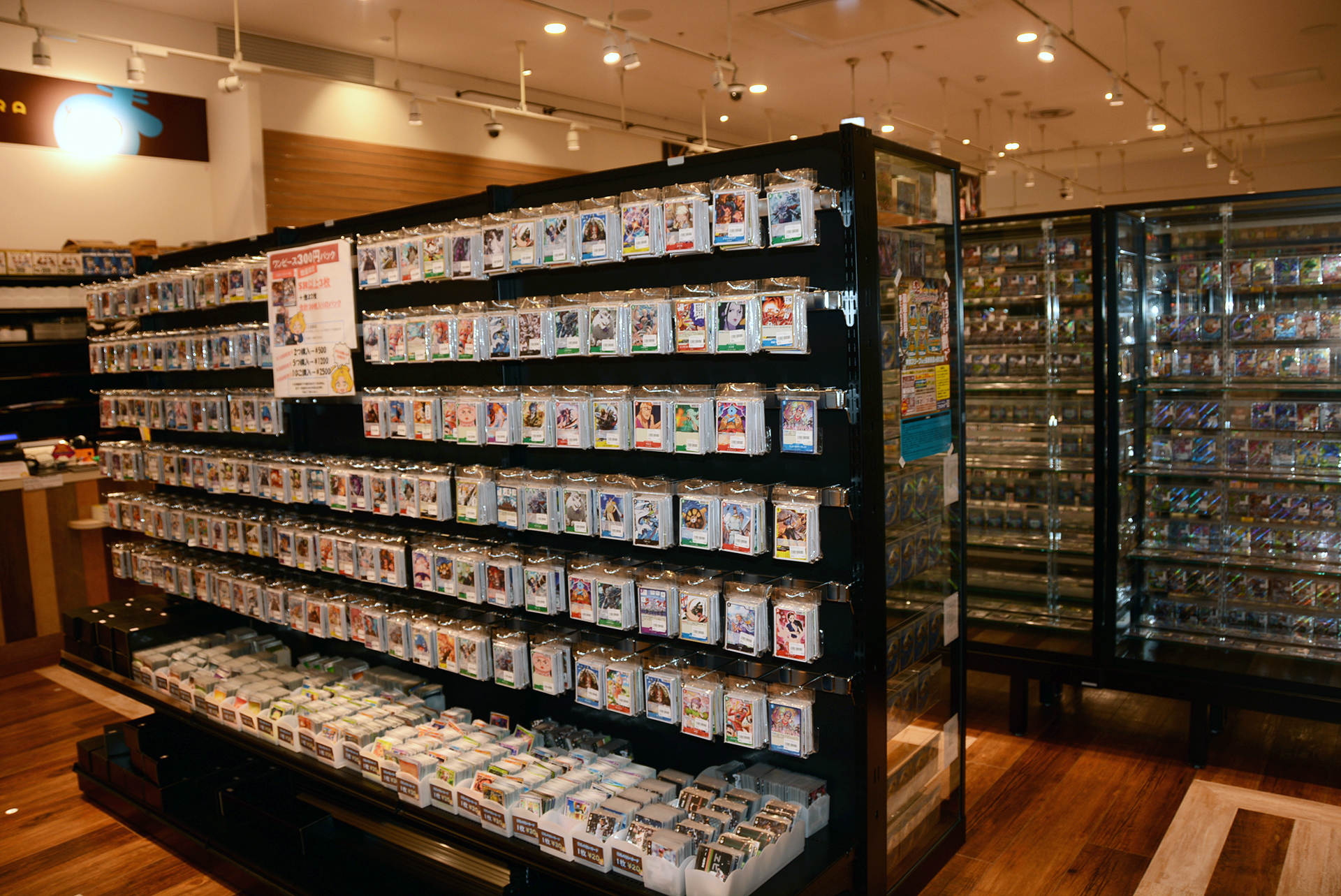 「まちキャラ　コクーンシティ店」で最も力を入れているのがトレーディングカードゲーム。「ポケモンカードゲーム」が主力で、「ワンピースカードゲーム」、「ドラゴンボールスーパーカードゲーム フュージョンワールド」といった新しいタイトルにも力を入れている