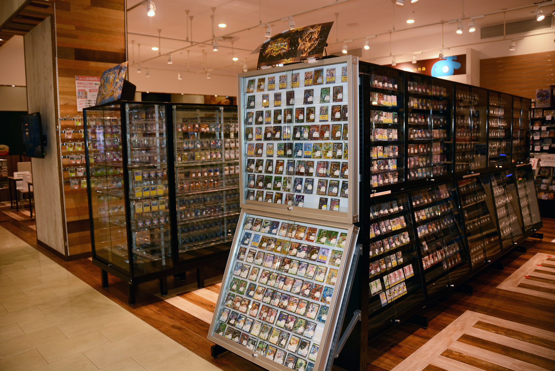 トレーディングカードゲームは中古販売も行っている。どのカードが店舗にあるかすぐわかるレイアウトだ