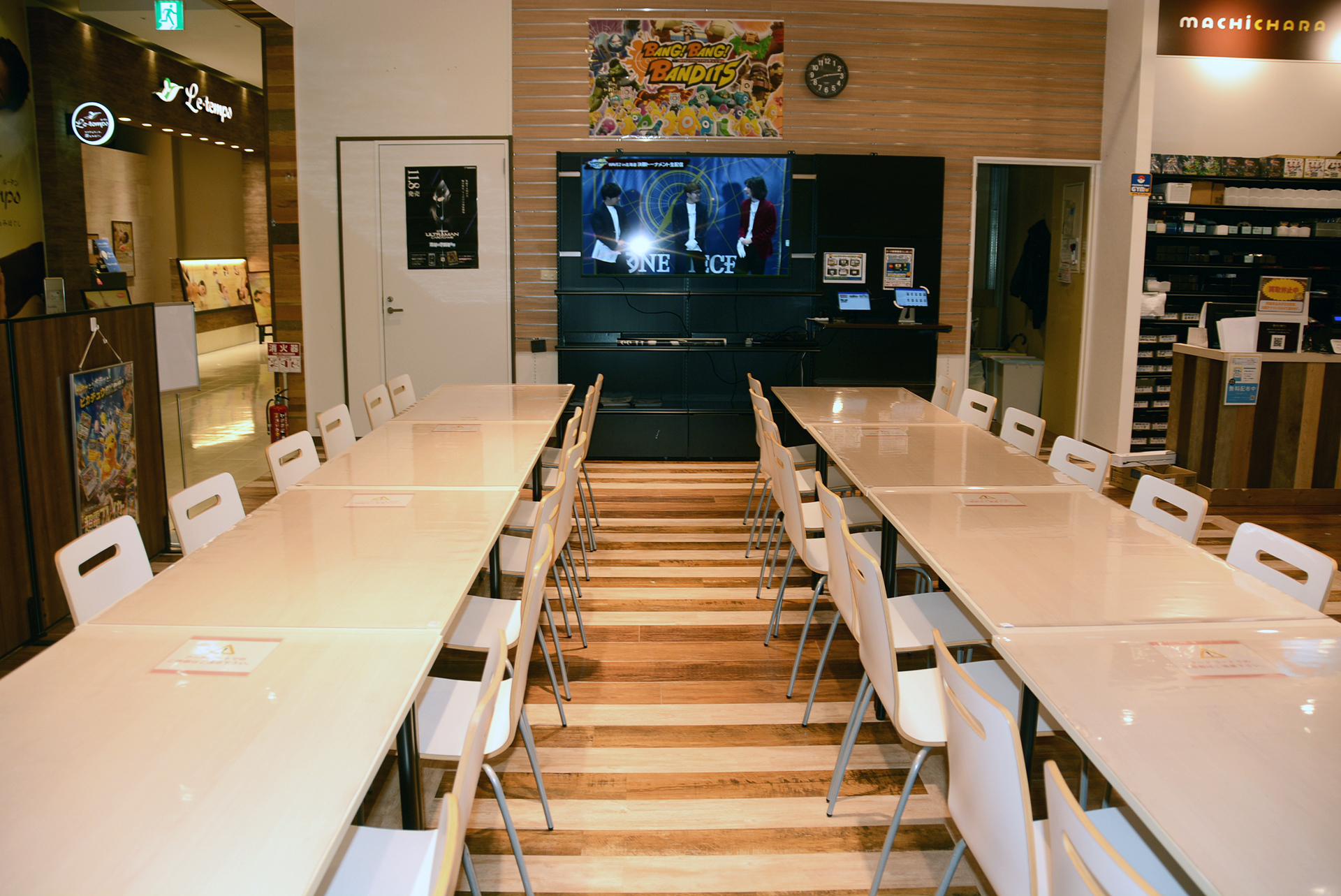 本店の大きな特徴が最大40人が座れるプレイスペース。毎週末に大会を行っているという。イベントを開催することで積極的にユーザーを呼び込み、イベントを行うことでギャラリーに興味を持ってもらう戦略だ