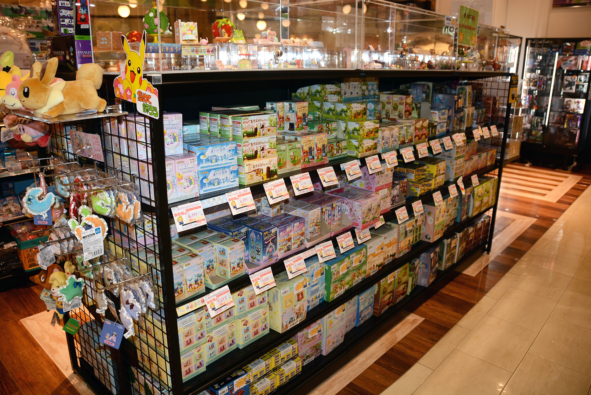 通路に面したところは、女性向け、子供向けラインナップを充実させている