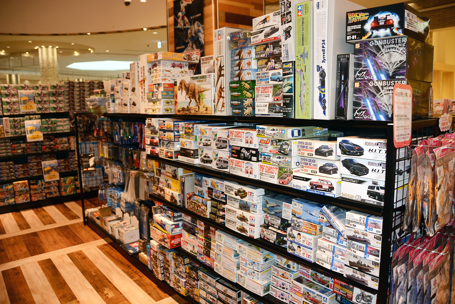 タミヤやアオシマなどの工具も取りそろえている