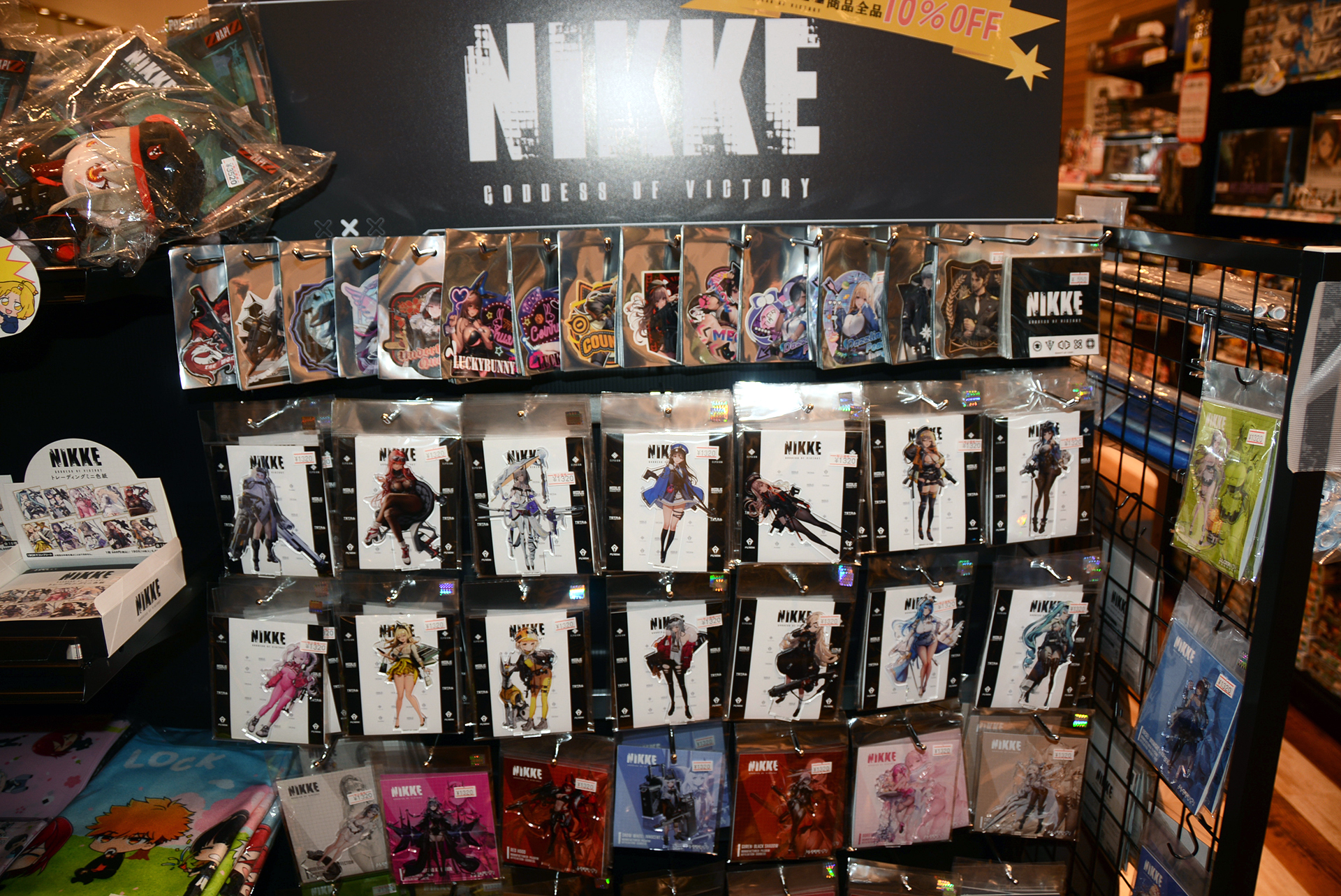 実店舗を持つことでメーカーのプロモーションに組み込まれアピール力が増す。スマホゲーム「勝利の女神：NIKKE」のアクリルスタンド