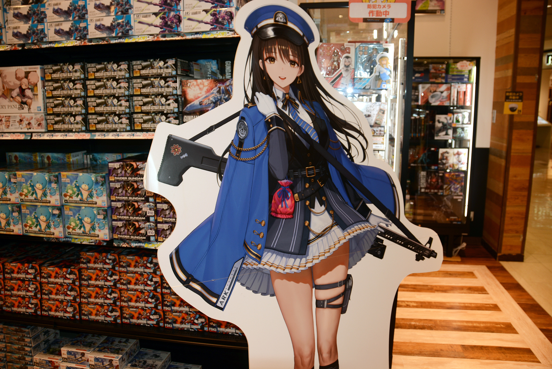 実店舗を持つことでメーカーのプロモーションに組み込まれアピール力が増す。スマホゲーム「勝利の女神：NIKKE」のアクリルスタンド