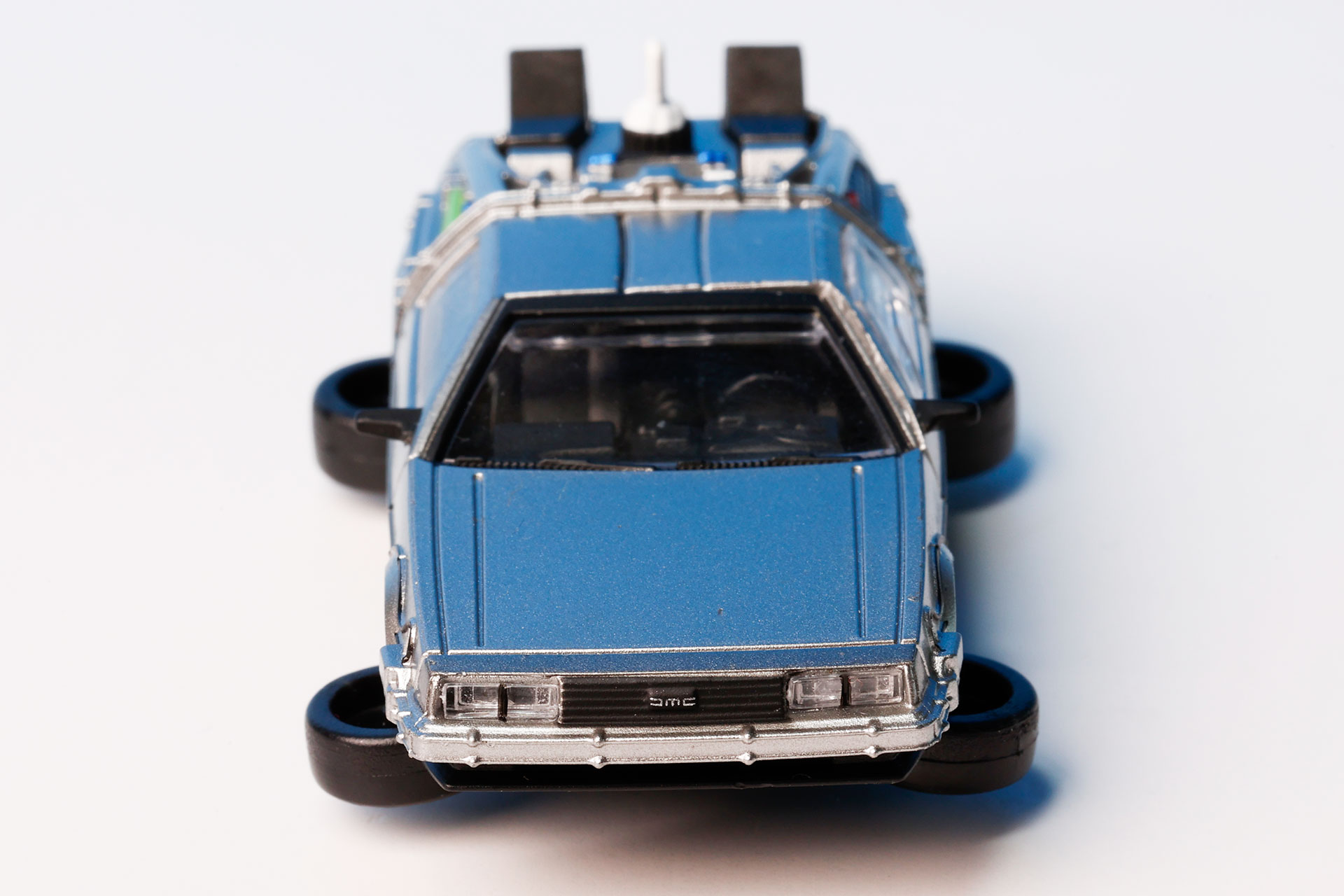 タイヤが水平になって空が飛べるホバーコンバージョンになっている