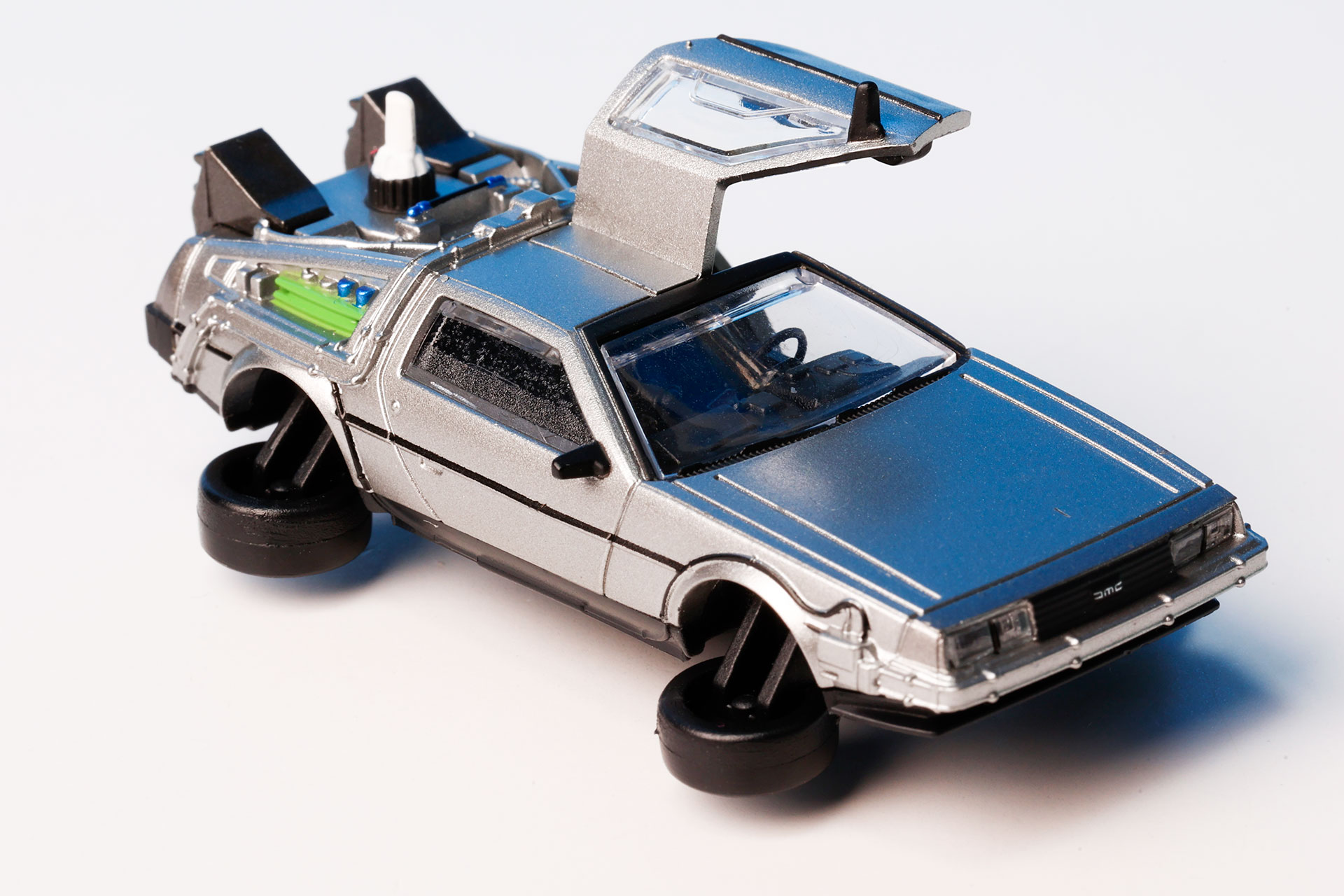 こちらは開いたガルウィングドアに変更したところ