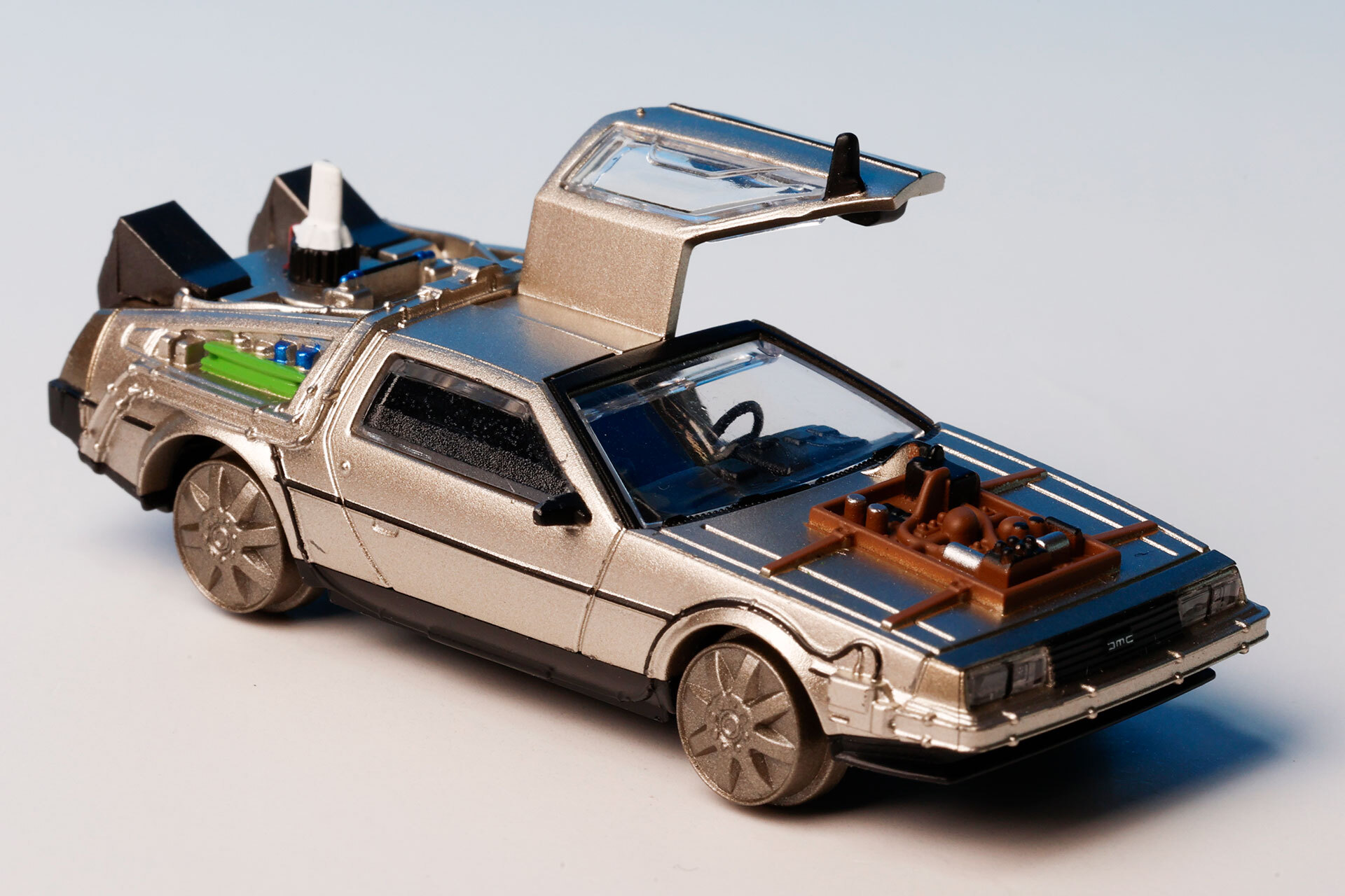 ガルウィングドアを開いたところのパーツに取り替えることも可能