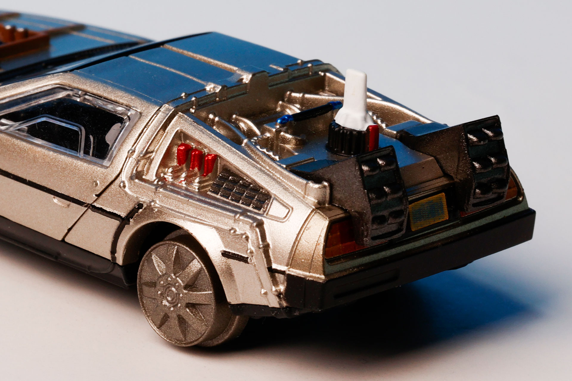 タイヤはレールの上を走る車輪に変更されている