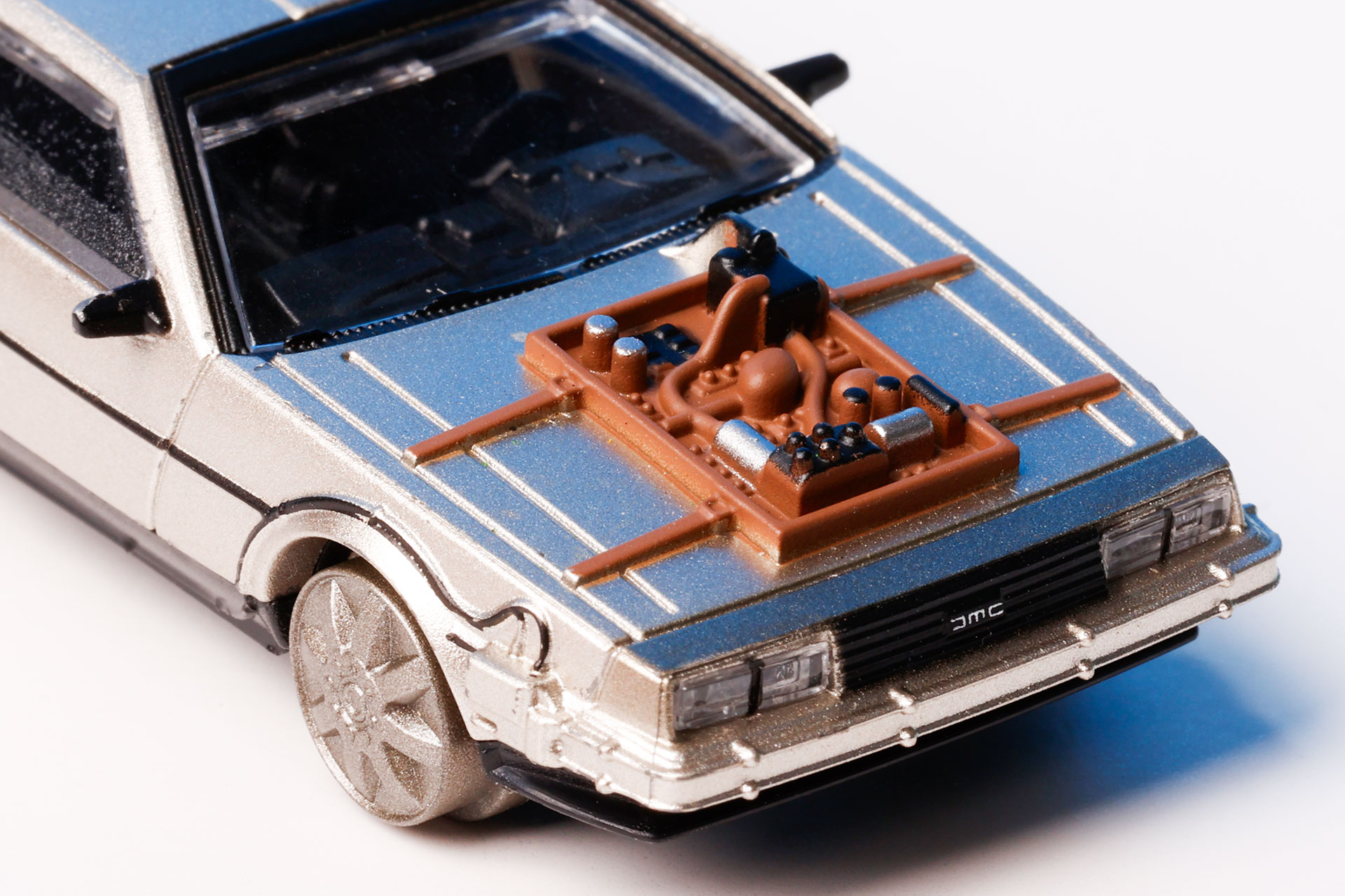 ボンネットは補修された状態で再現されている