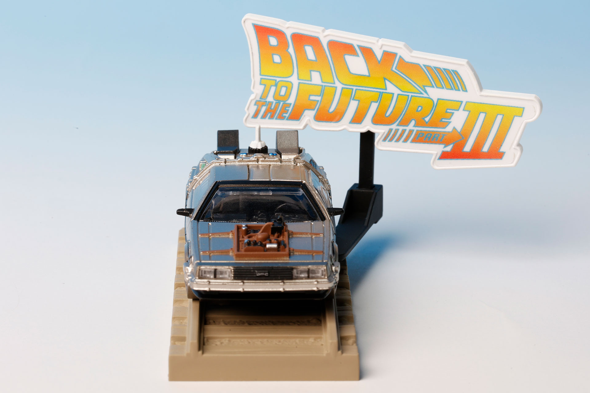 付属の線路やロゴマークと組み合わせて飾ろう！