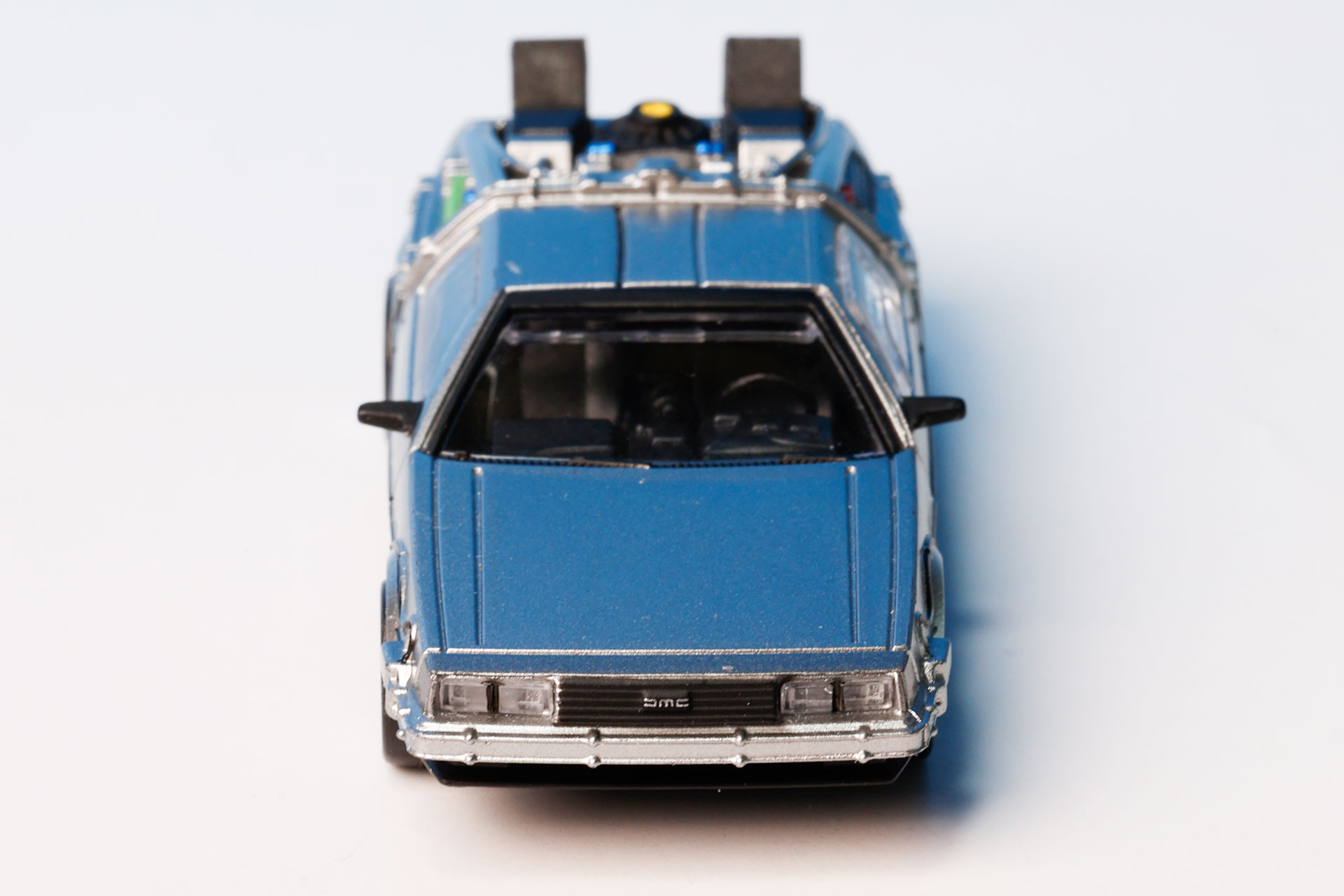 この映画ですっかりタイムマシンのイメージが付いてしまったが、実在した車両のデロリアンがベースになっている