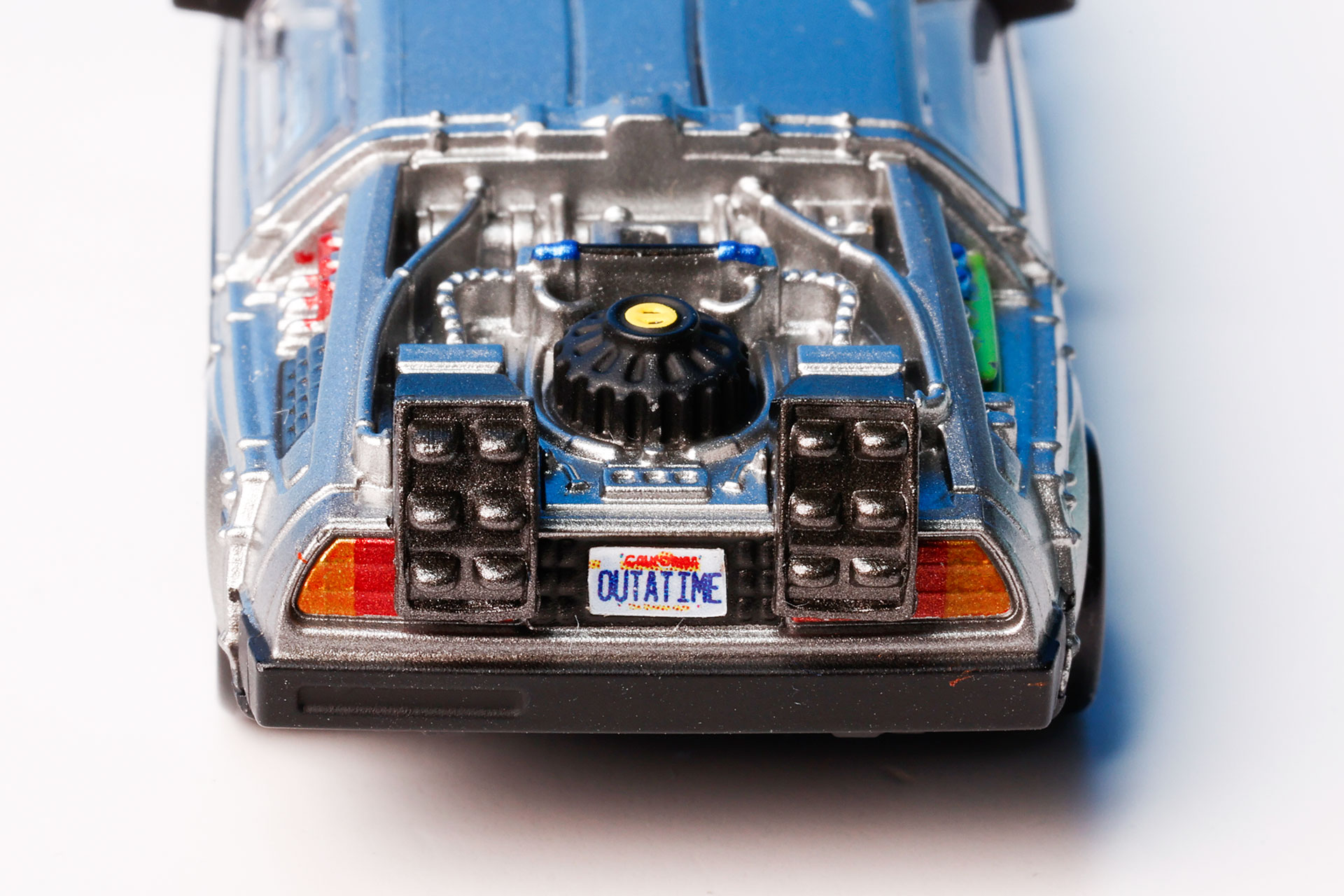 ナンバープレートには、しっかり「OUTATIME」の文字が描かれている