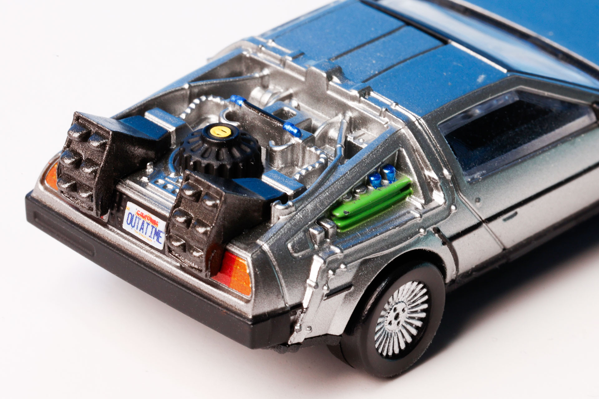 車両後部のパーツ類は細かく塗り分けられている