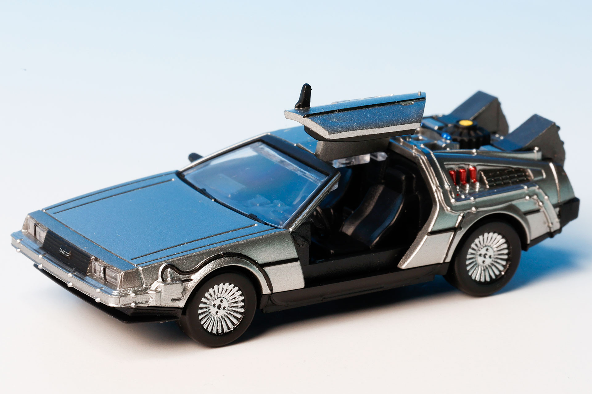 こちらはガルウィングドアを開けたときのパーツを取り付けたところ