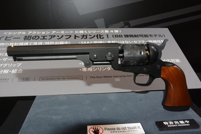 銃の鉄の質感や、木のグリップなど、樹脂製でありながら塗装や表面処理で雰囲気にもこだわっている