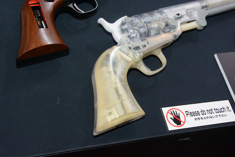 SAAのようにカートリッジは使わないが、安定した射撃を実現する