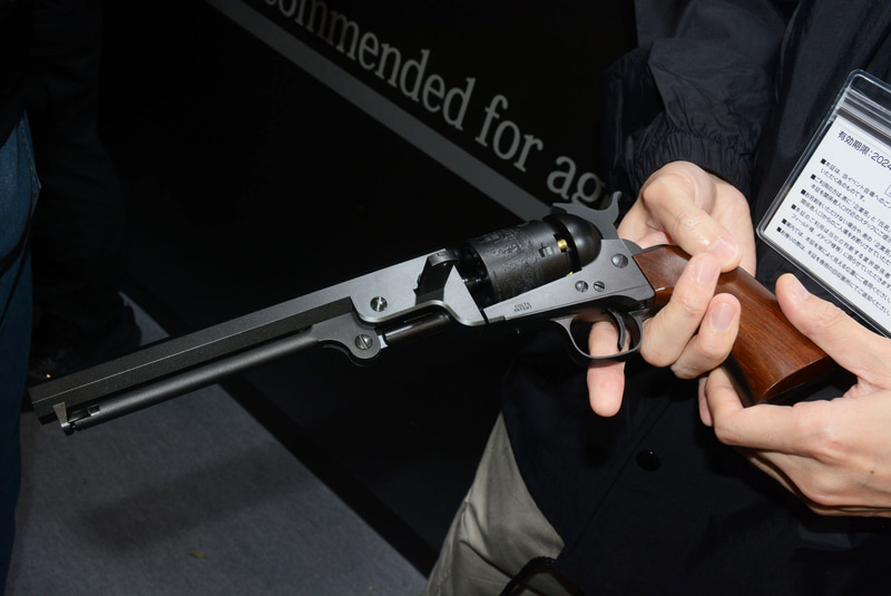 留め金を反対側を押すことで外し