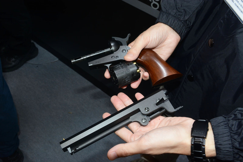 シリンダーを外してBB弾の装填ができる