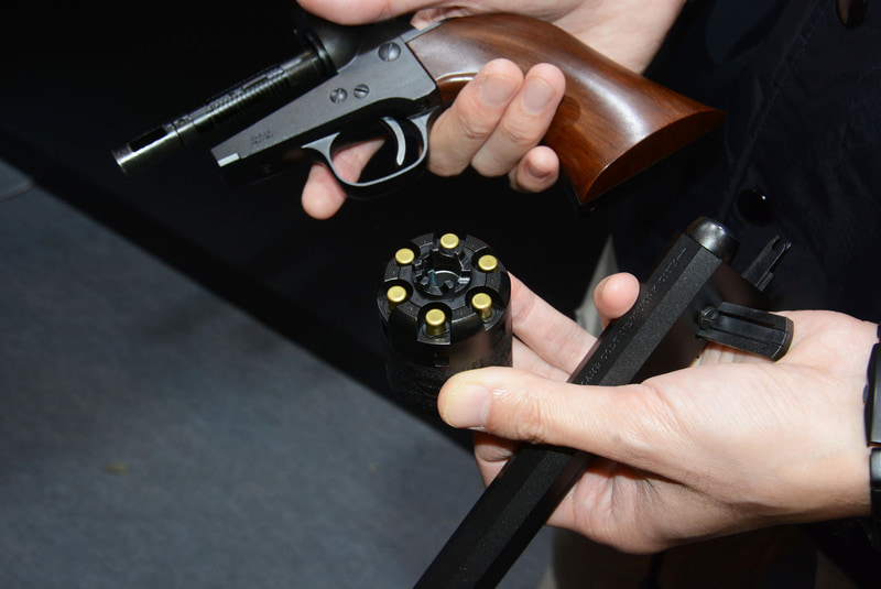 シリンダーを外してBB弾の装填ができる