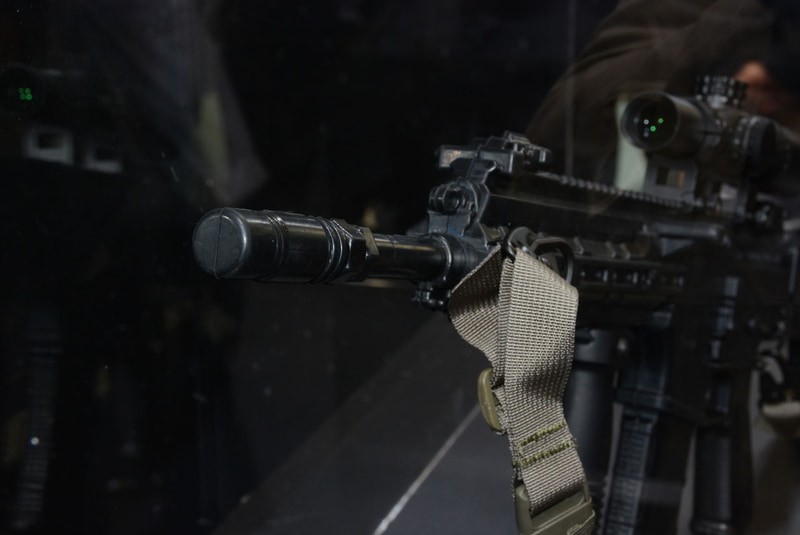 銃口は蓋がされており、訓練用であることがわかる