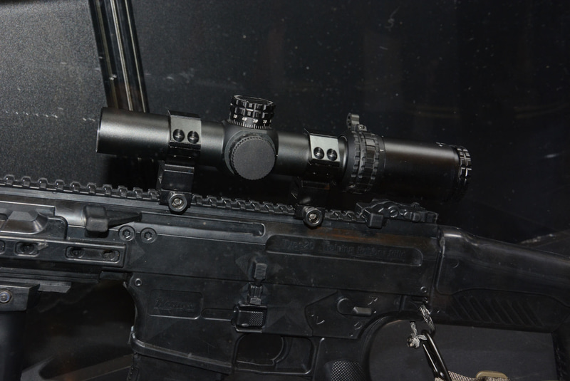 スコープは実銃用だろうか？　実銃同様様々な装備を装着可能だ