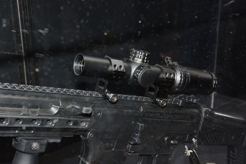 スコープは実銃用だろうか？　実銃同様様々な装備を装着可能だ